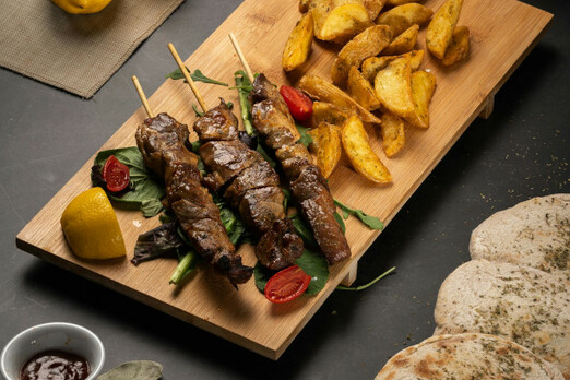 Klassische Hauptspeisen von Mama Rosa mit Grillspießen, Fleischgerichten und Beilagen frisch serviert in Graz